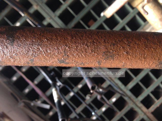 rostbearbeitung-an-einem-10er-jahre-fahrrad-rahmen