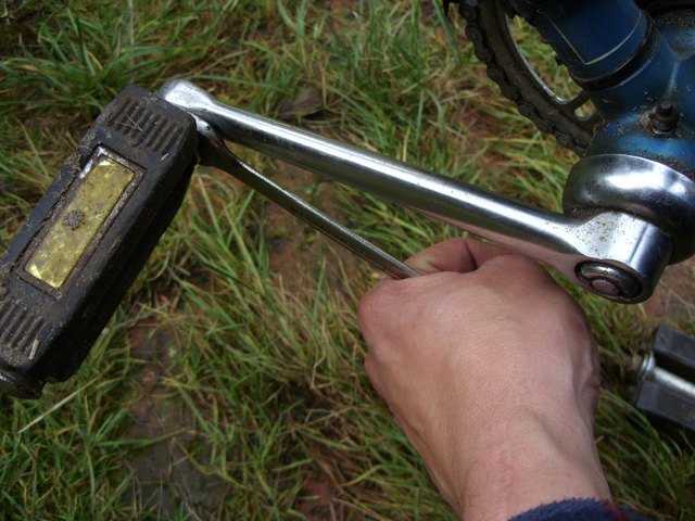 Die linke Fahrrad-Pedale abschrauben