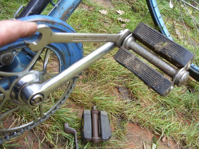 Die rechte Fahrrad-Pedale abschrauben